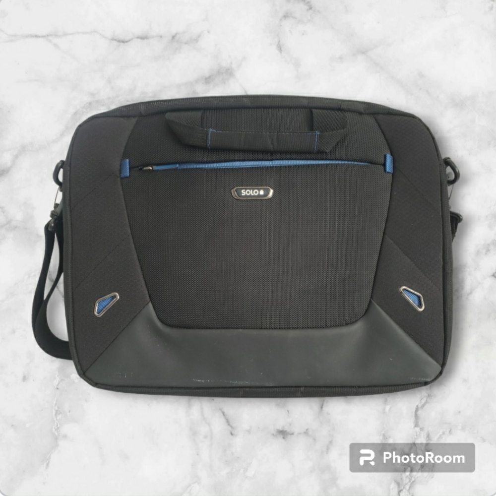 Solo Tech Slim Brief Carrying Case for Notebook, Black